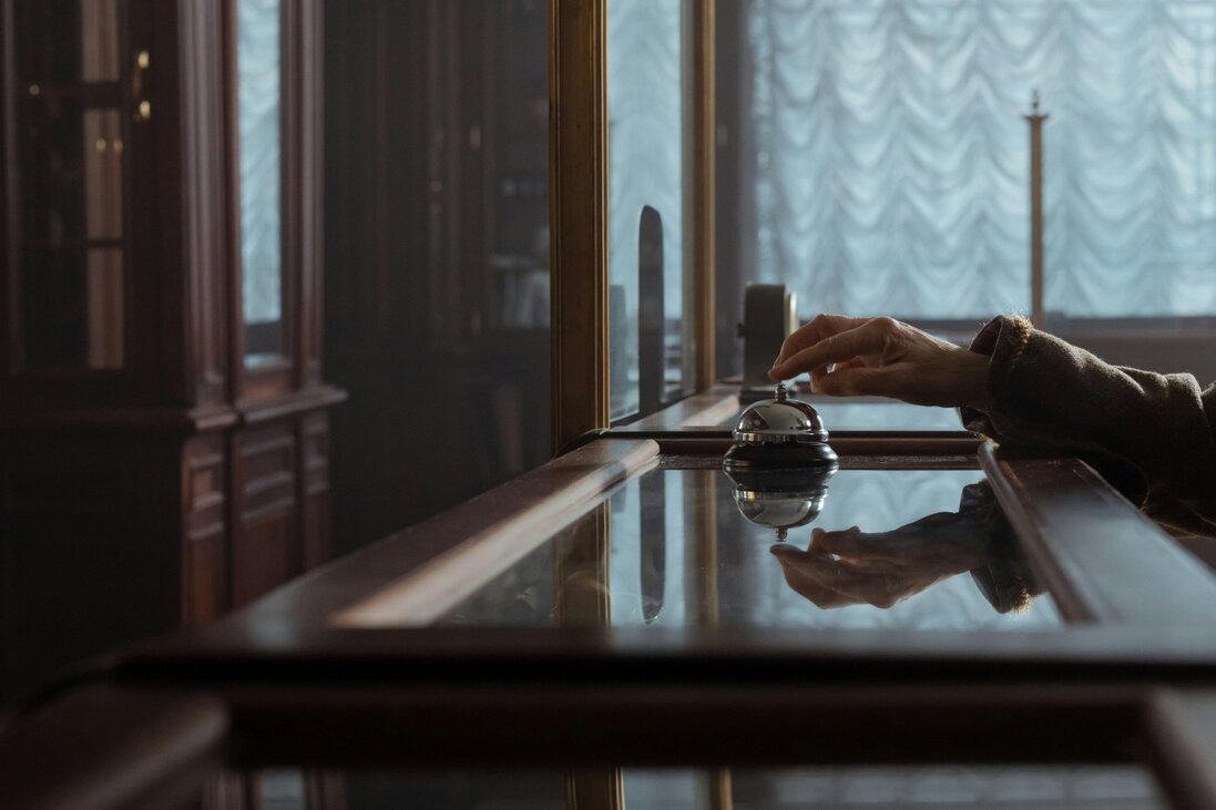 Reception di hotel con staff